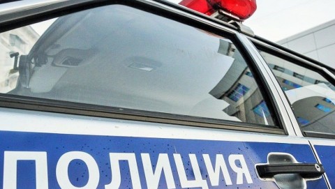 В Хомутовском районе оперативники задержали подозреваемого, который вернулся на место преступления